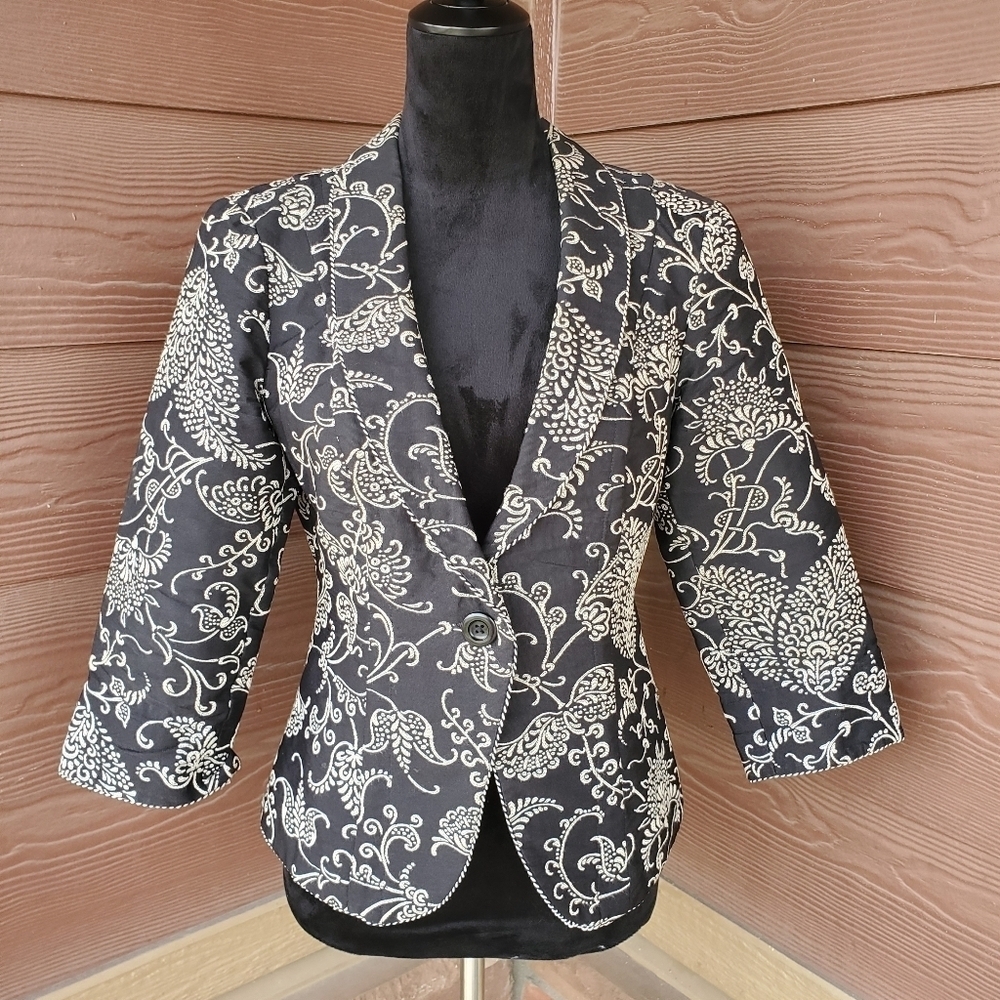 CAbi Eliza Tapestry Brocade Embroidered Black and Cream Jacket Blazer Size 2 EUC
